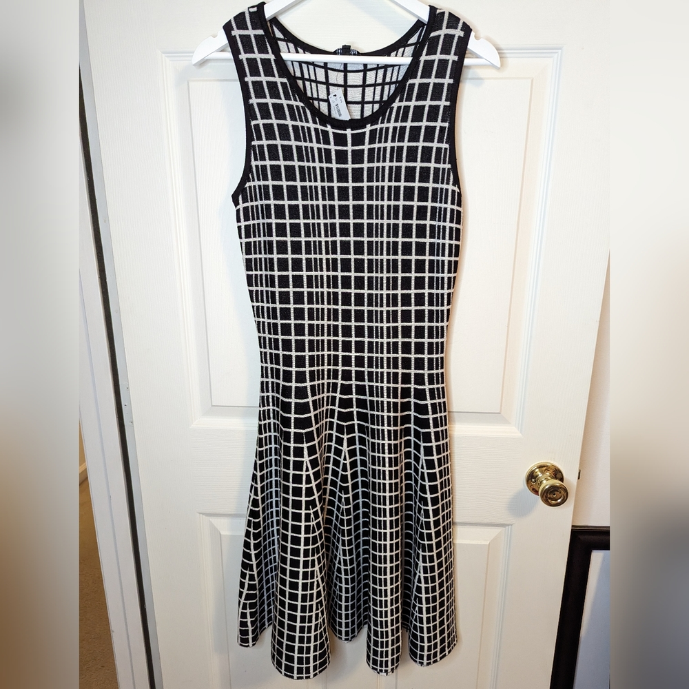 The Limited black and white Knit sleeveless dress flare skirt size small